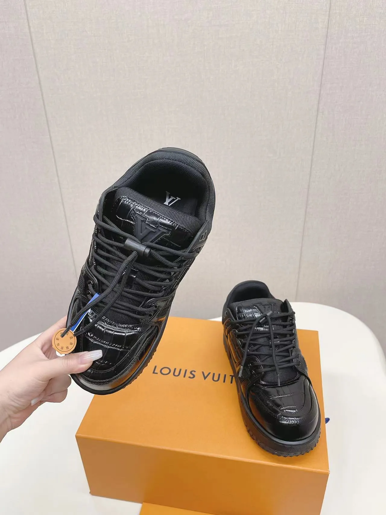 👟👟Ex-factory price 800👟👟 LV casual sneakers, new colors for early spring 2024, amplify the attention of the classic LV Trainer sneakers, and are an extension of inspiration from the 2023 spring and summer men's fashion show. Rubber L.v logos adorn the tongue, sides and back of the shoe. This pair of cute fat version of Trainer has attracted much attention. The three-dimensional and full shoe body is full of childlike fun while being trendy and cool! Size: 38-45